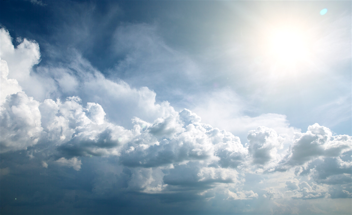 Fotobehang intens licht tussen stormachtige wolken