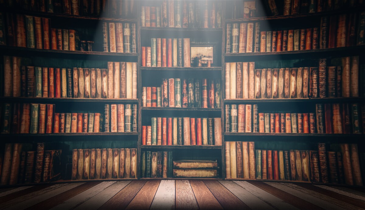 Fotobehang een zonnestraal die de boeken binnendringt