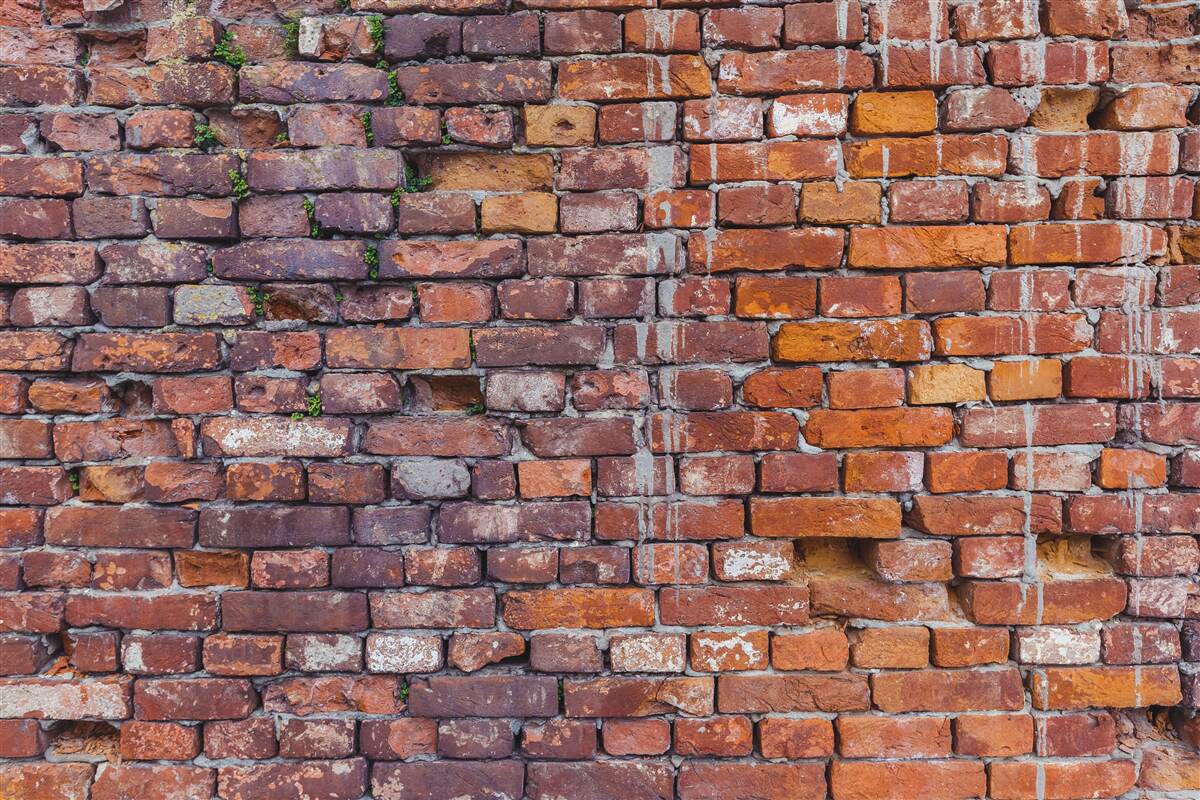 Fotobehang lekken op een historische bakstenen muur