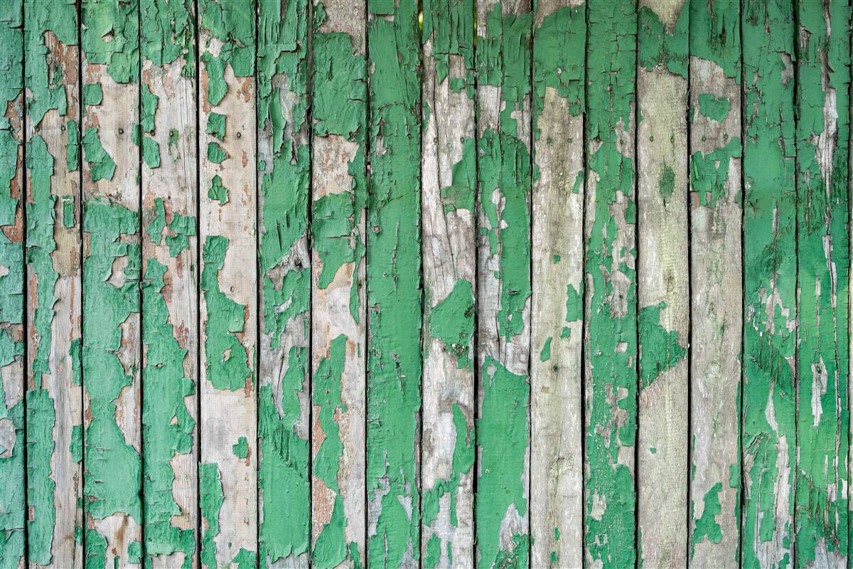 Fotobehang een hek dat zijn groene gloed heeft verloren