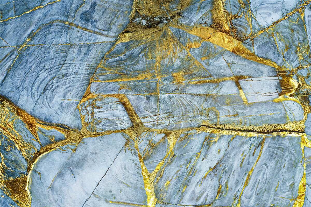 Fotobehang snede met gouden tinten op een blauwe achtergrond