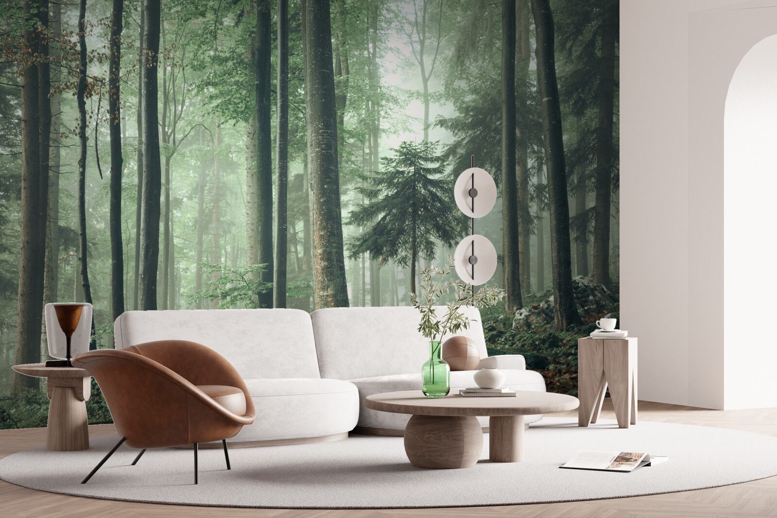 Fotobehang Licht door de mist in een bos van loofbomen