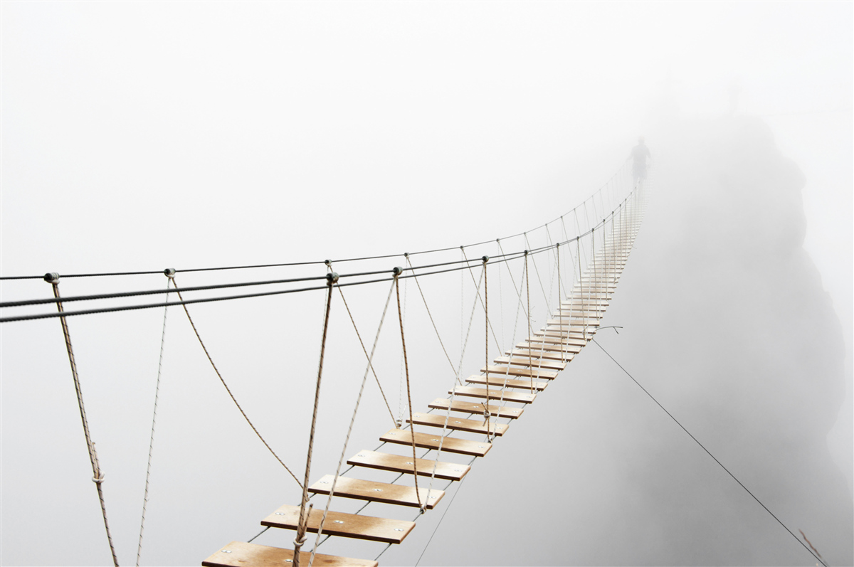Fotobehang mist over de hangbrug