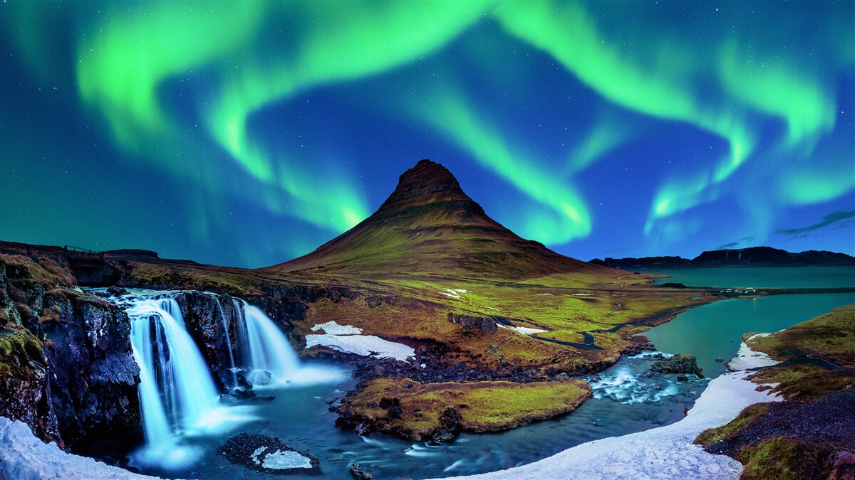 Fotobehang waterval presenteert prachtig noorderlicht