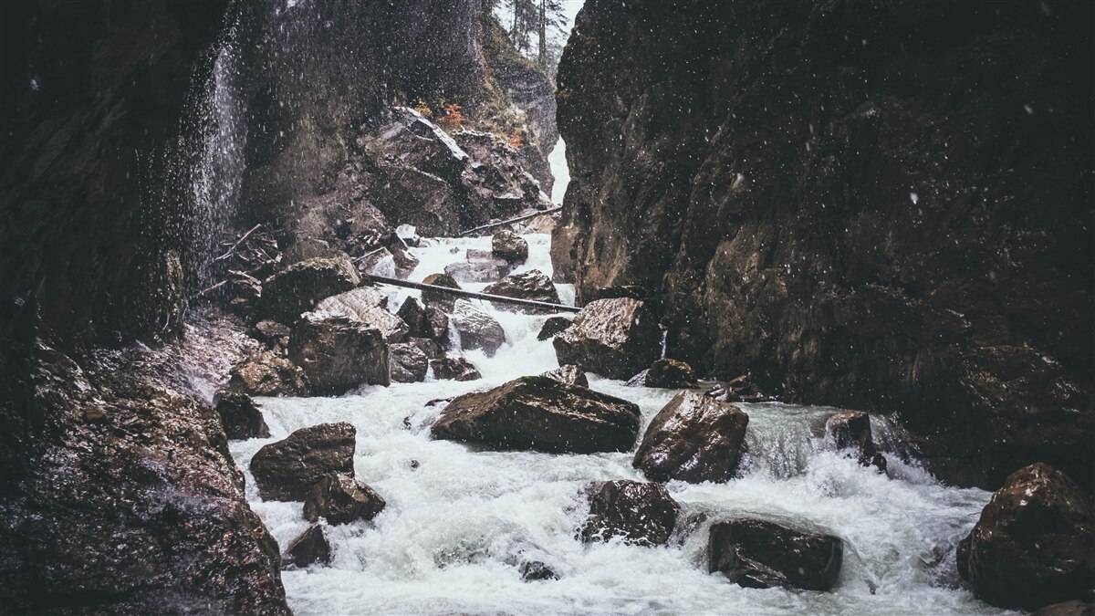 Fotobehang tussen de rotsen is een majestueuze bergwaterval