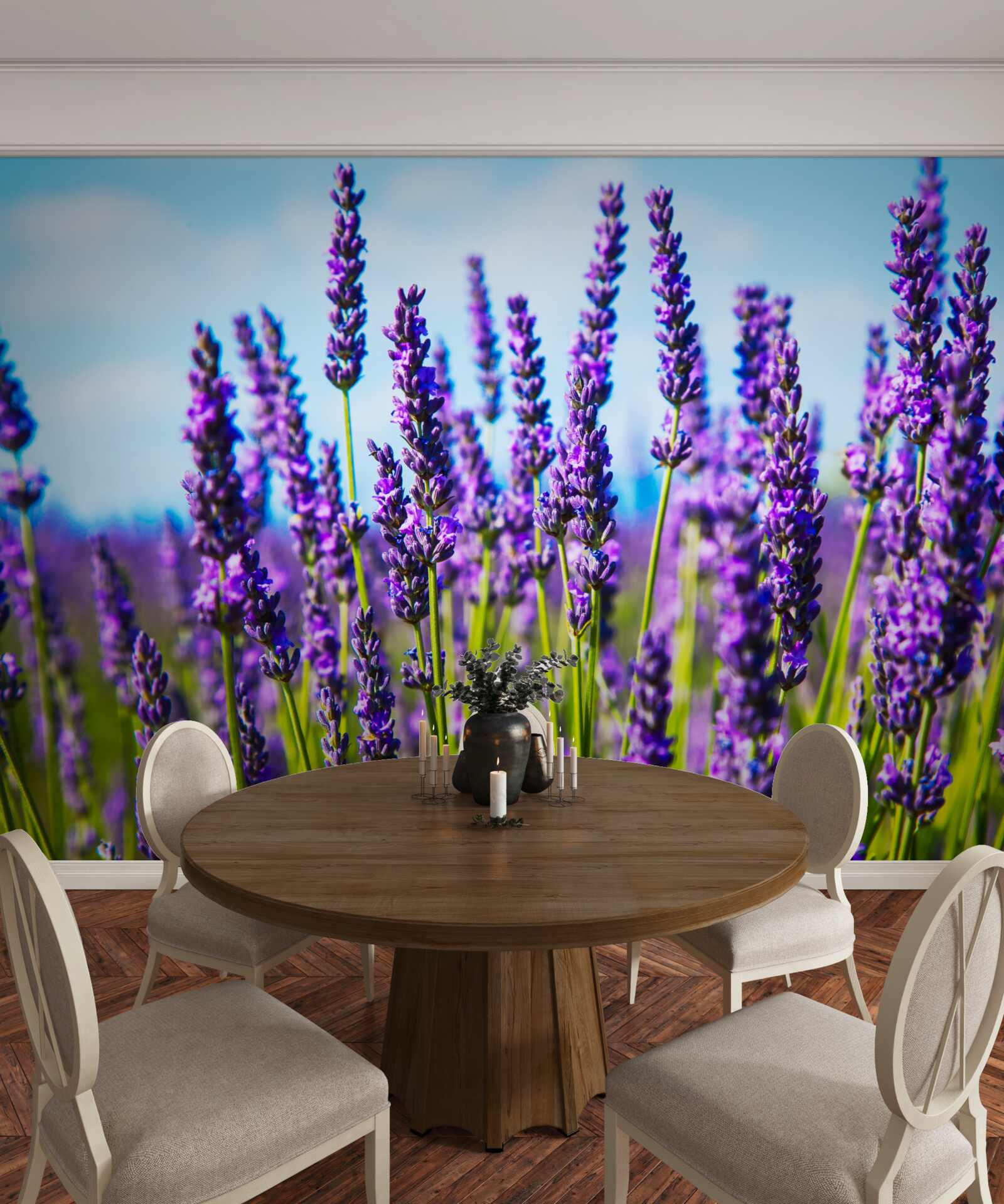 Fotobehang paars lavendel tegen een blauwe lucht