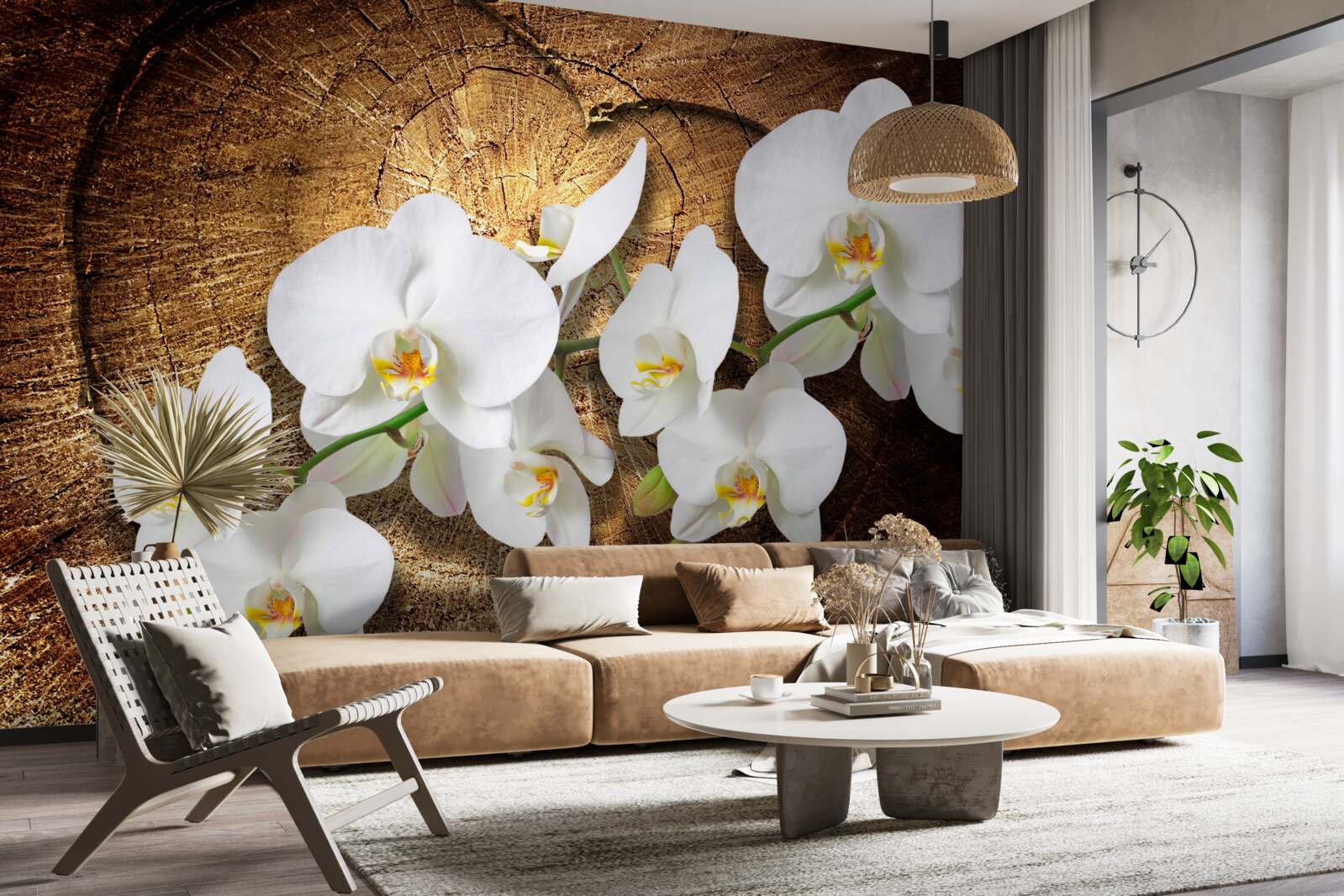 Fotobehang Sneeuwwitte orchidee op een afgesneden boomstam