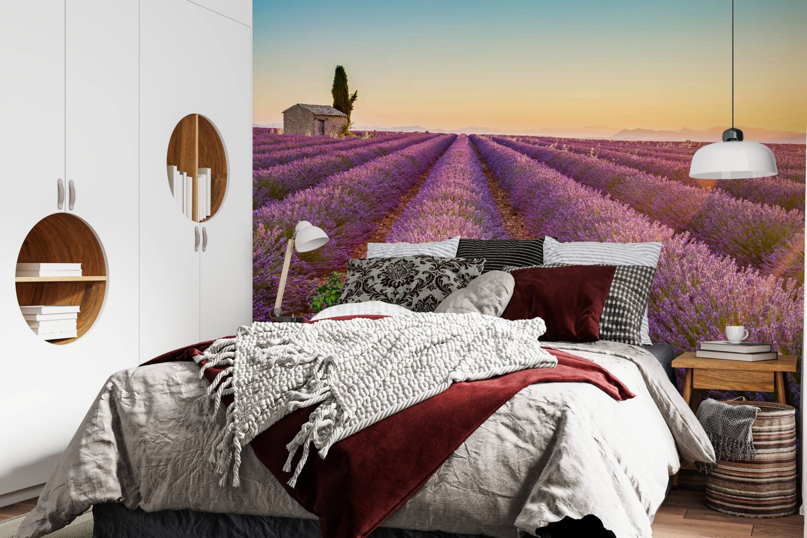 Fotobehang De dageraad is opgekomen boven een veld van lavendel