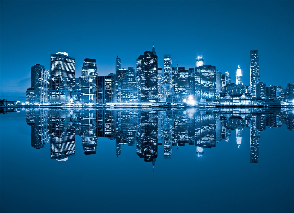 Fotobehang reflectie van donkerblauwe gebouwen in water