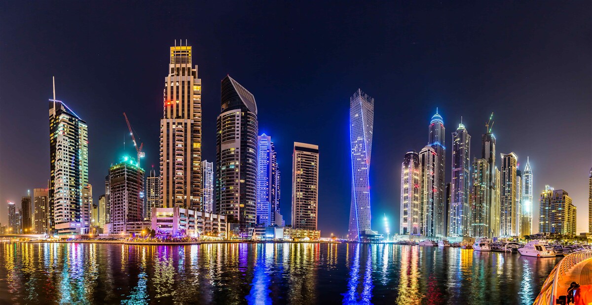 Fotobehang een fascinerende nachtstraat in dubai
