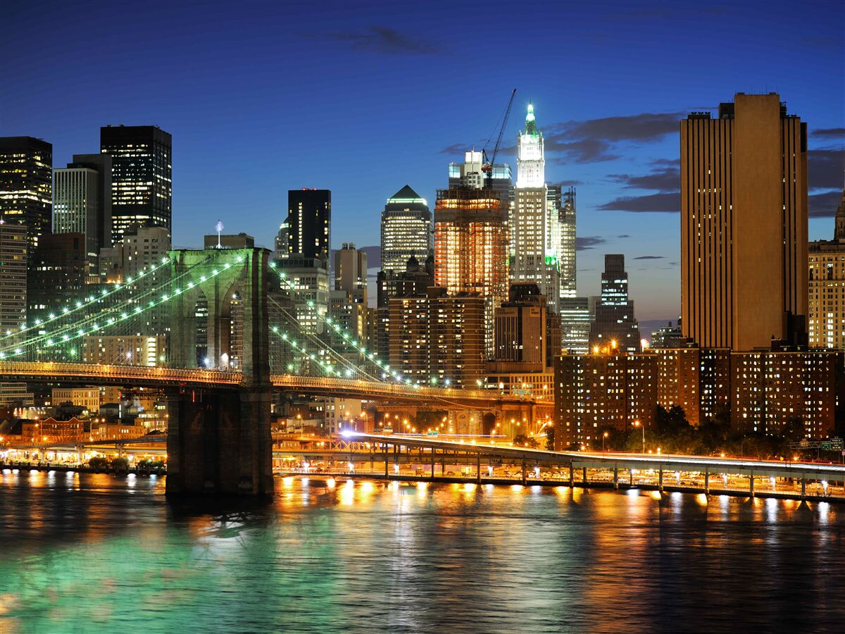 Fotobehang panorama van new york bij nacht vanaf de overkant