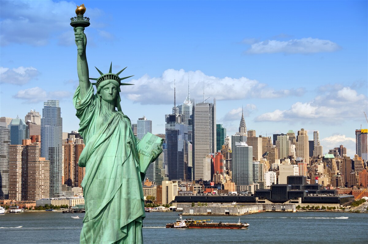 Fotobehang vrijheidsbeeld op de achtergrond van new york