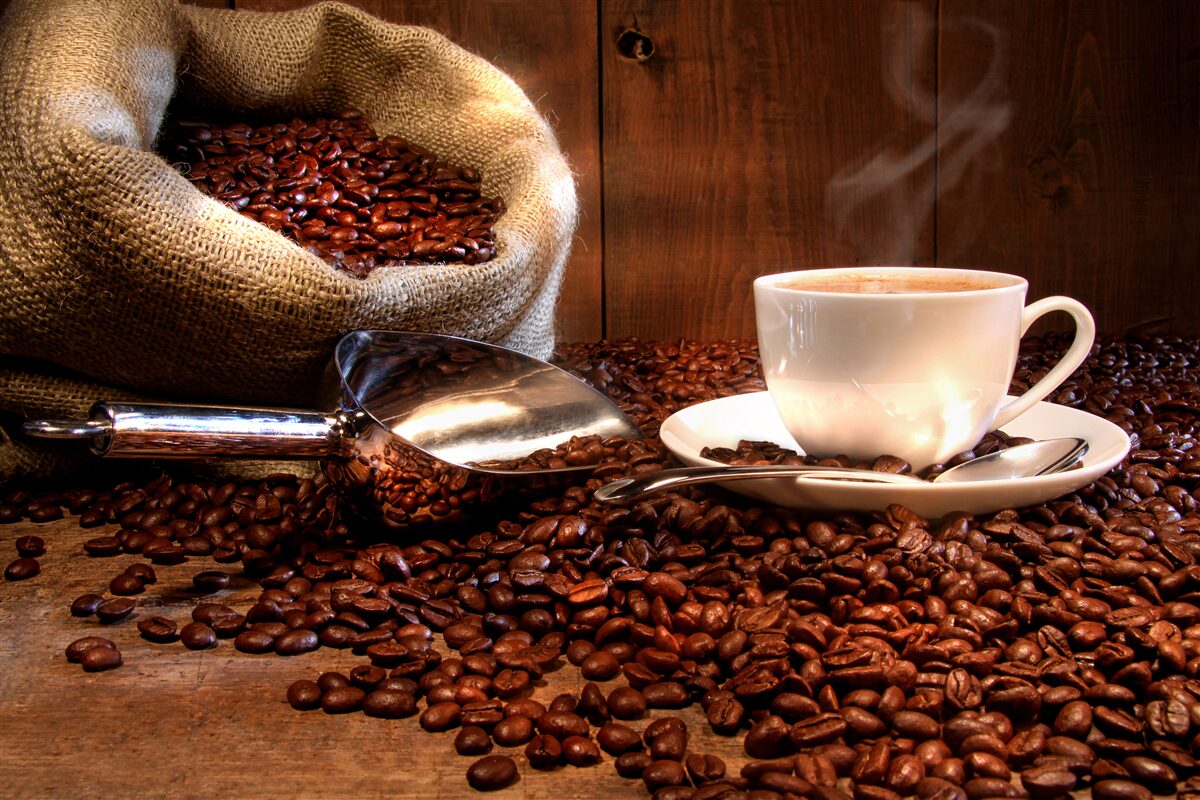 Fotobehang koffiebonen onder een kopje aromatische koffie