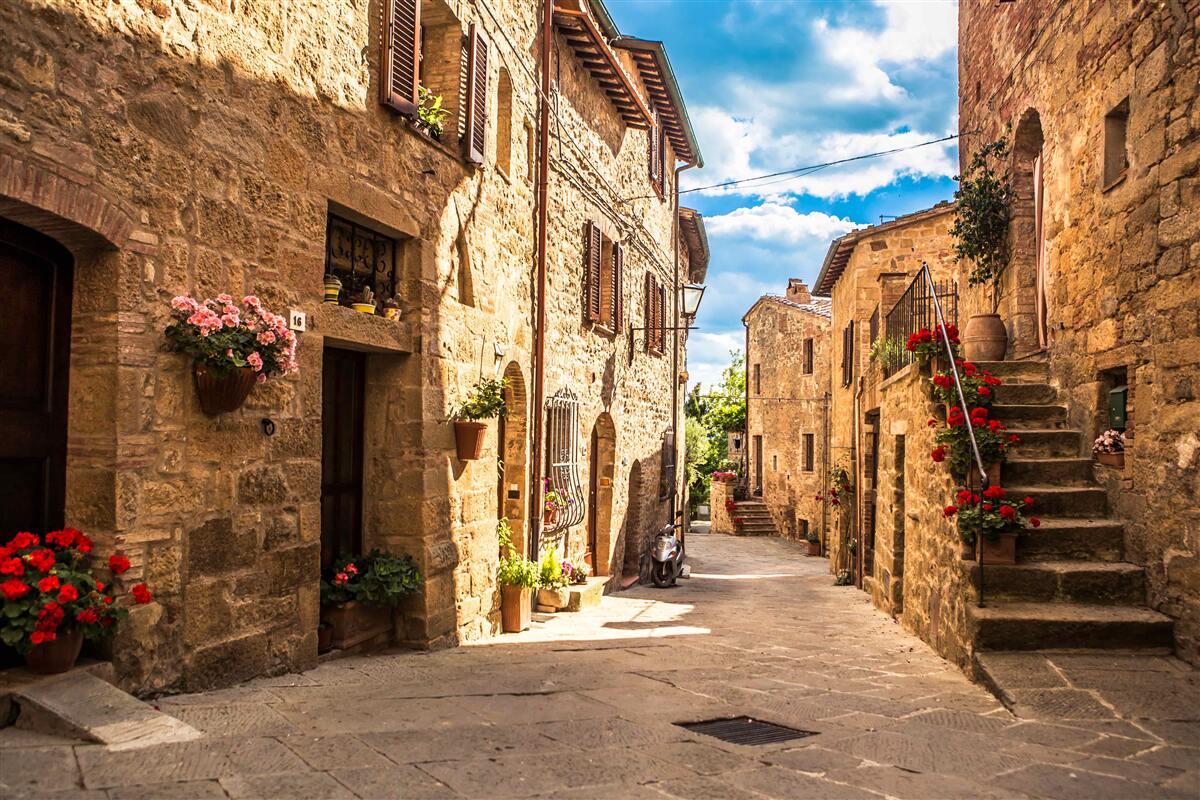 Fotobehang Toscaanse straat op een heldere zomerdag