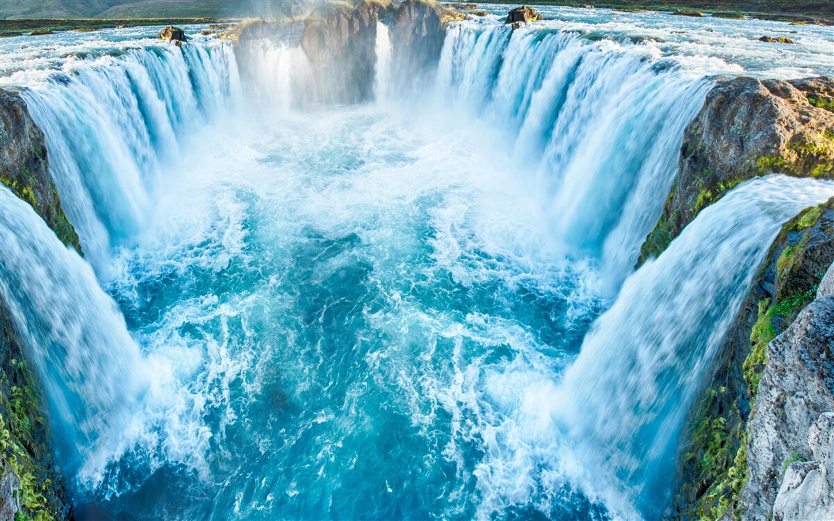 Fotobehang een reeks watervallen die in de rivier storten