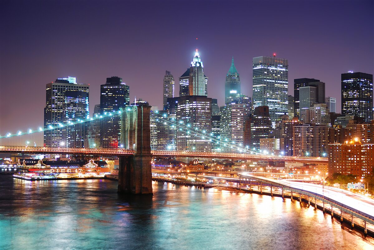 Fotobehang Brooklyn Bridge in de nachtelijke skyline