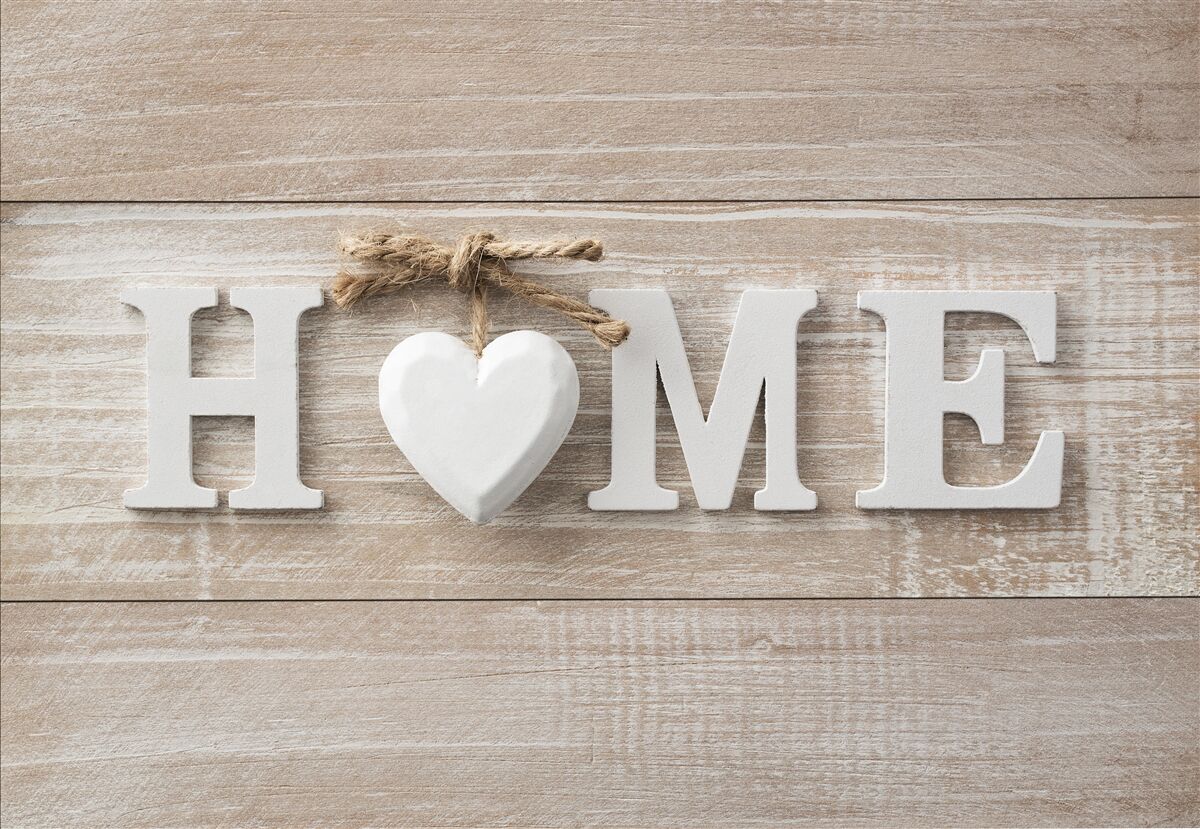 Fotobehang tekst 'home' tegen een achtergrond van bomen