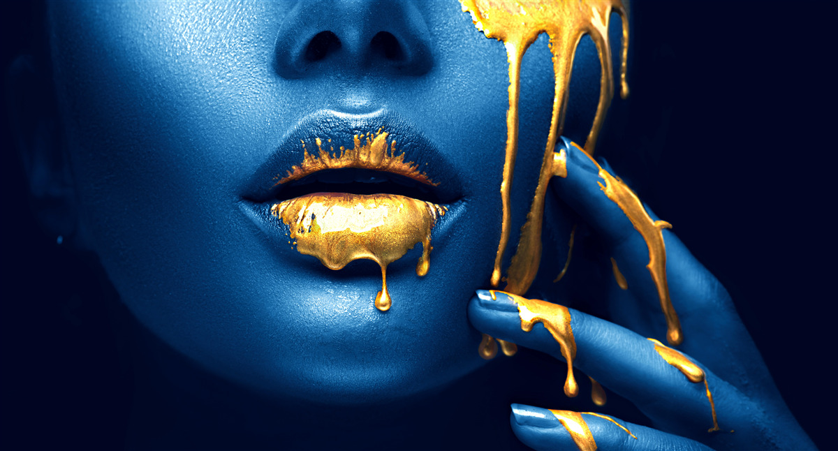 Fotobehang vrouw met glanzende gouden lippenstift op haar lippen