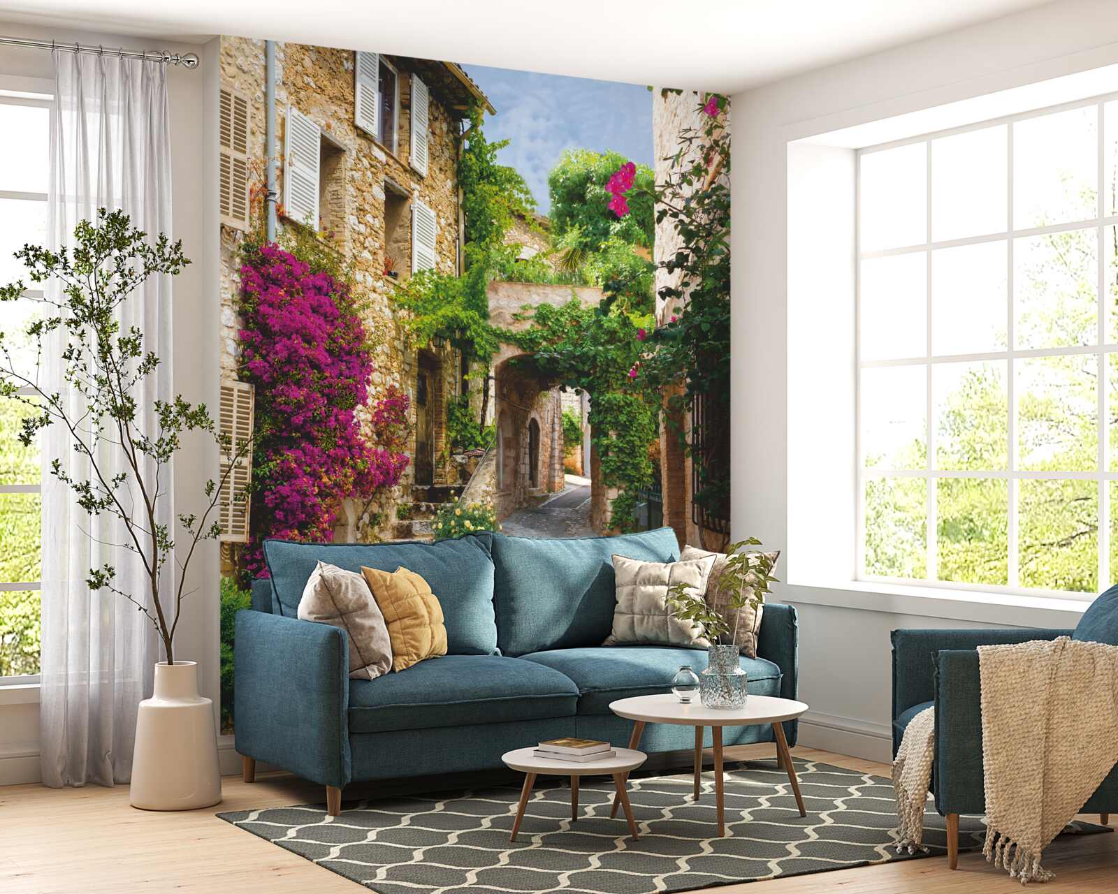 Fotobehang oude straat komt tot leven met bloeiende klimop