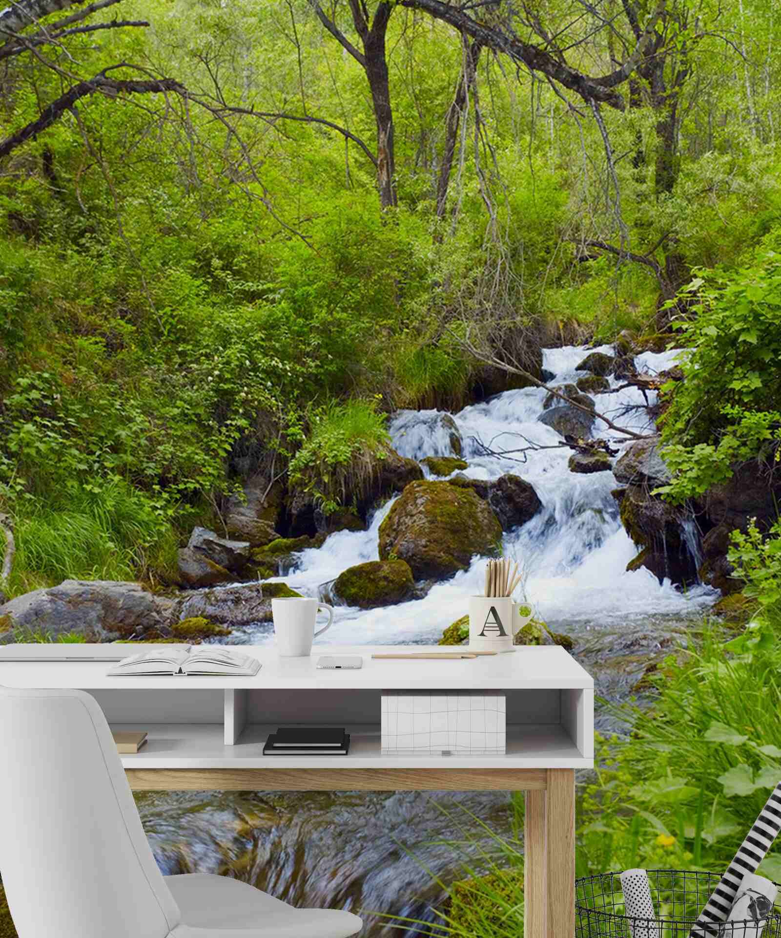 Fotobehang waterval die woest stroomt midden in het bos