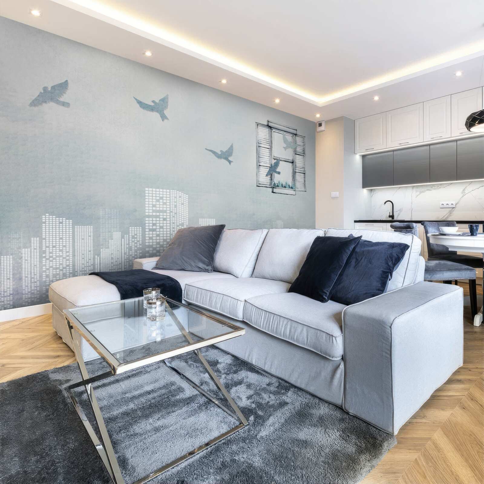 Fotobehang vogels die over een grote stad vliegen