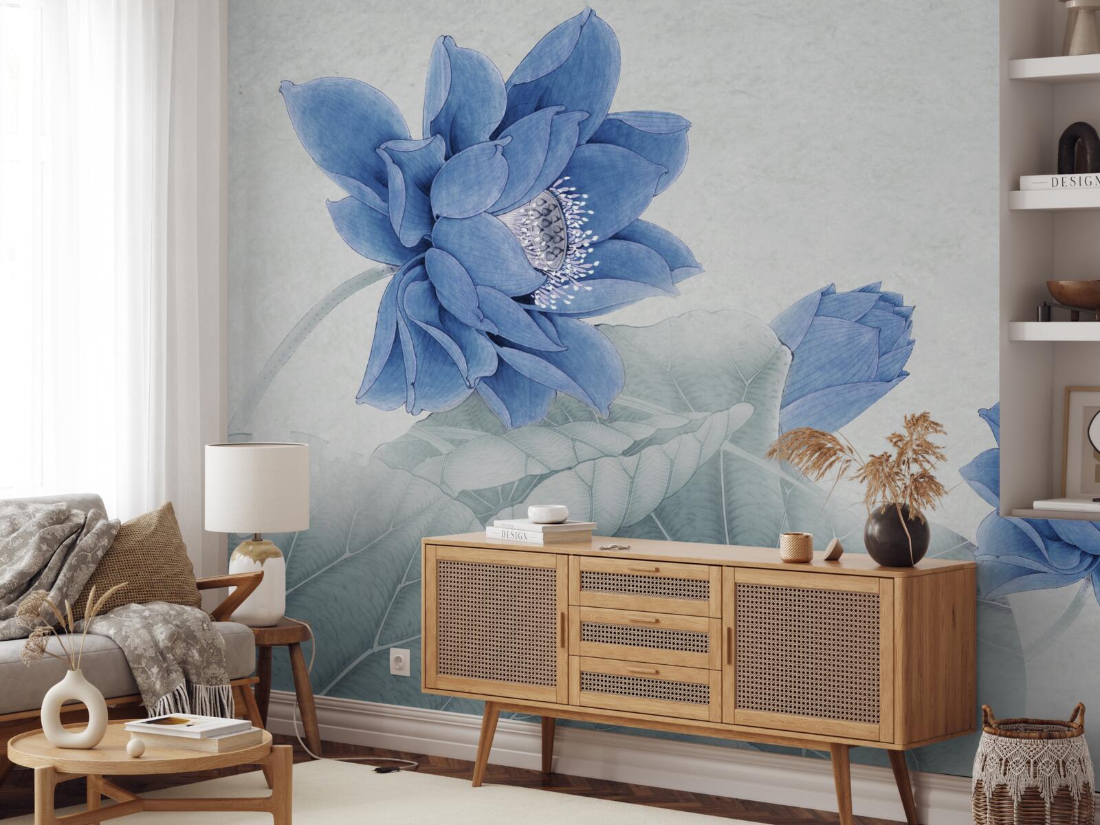 Fotobehang blauwe lotussen bloeien op een grijze achtergrond