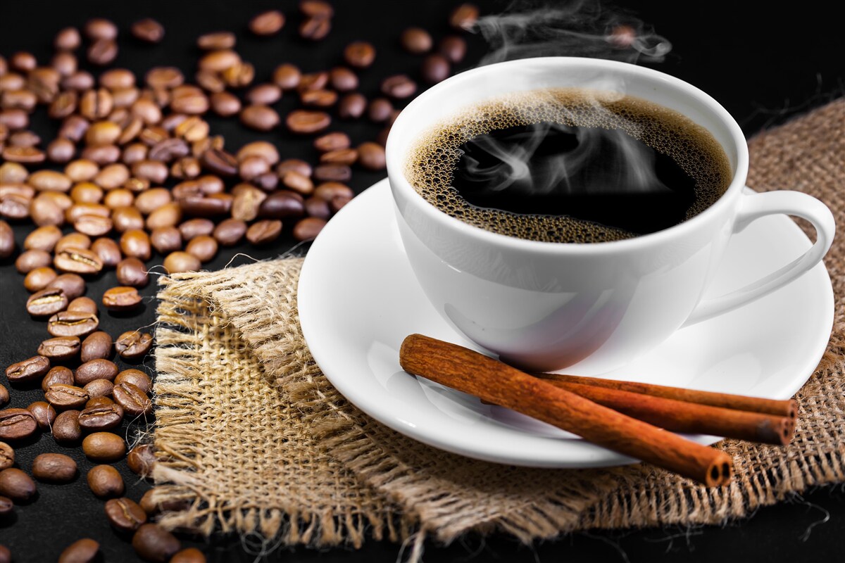 Fotobehang kopje koffie met takjes kaneel