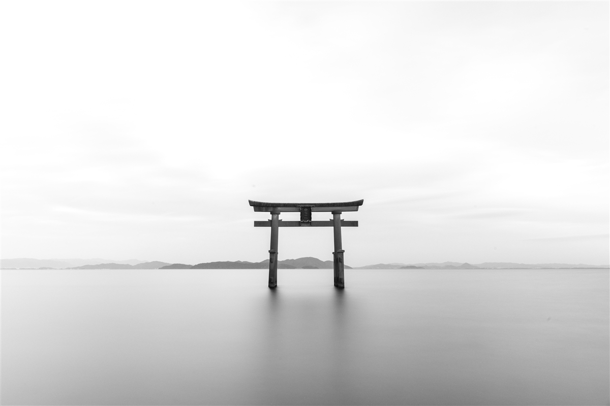 Fotobehang tori gate in de oceaan