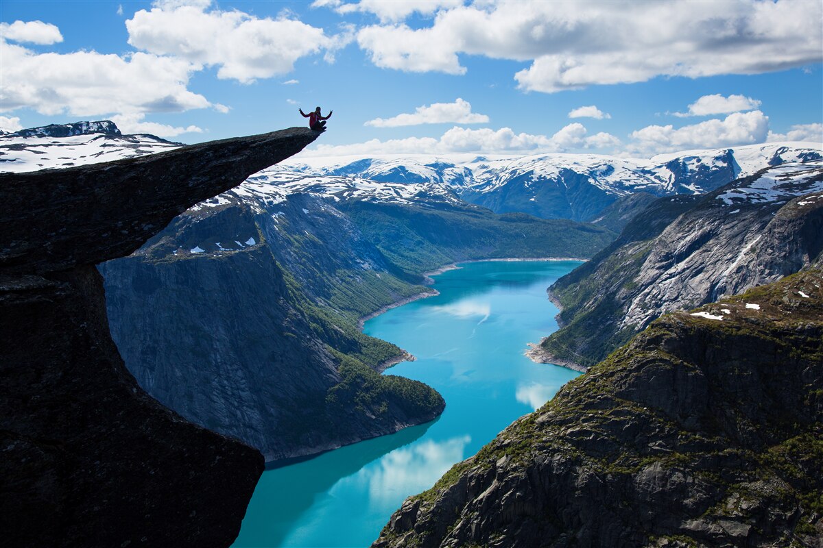 Fotobehang de top verheft zich majestueus boven de afgrond