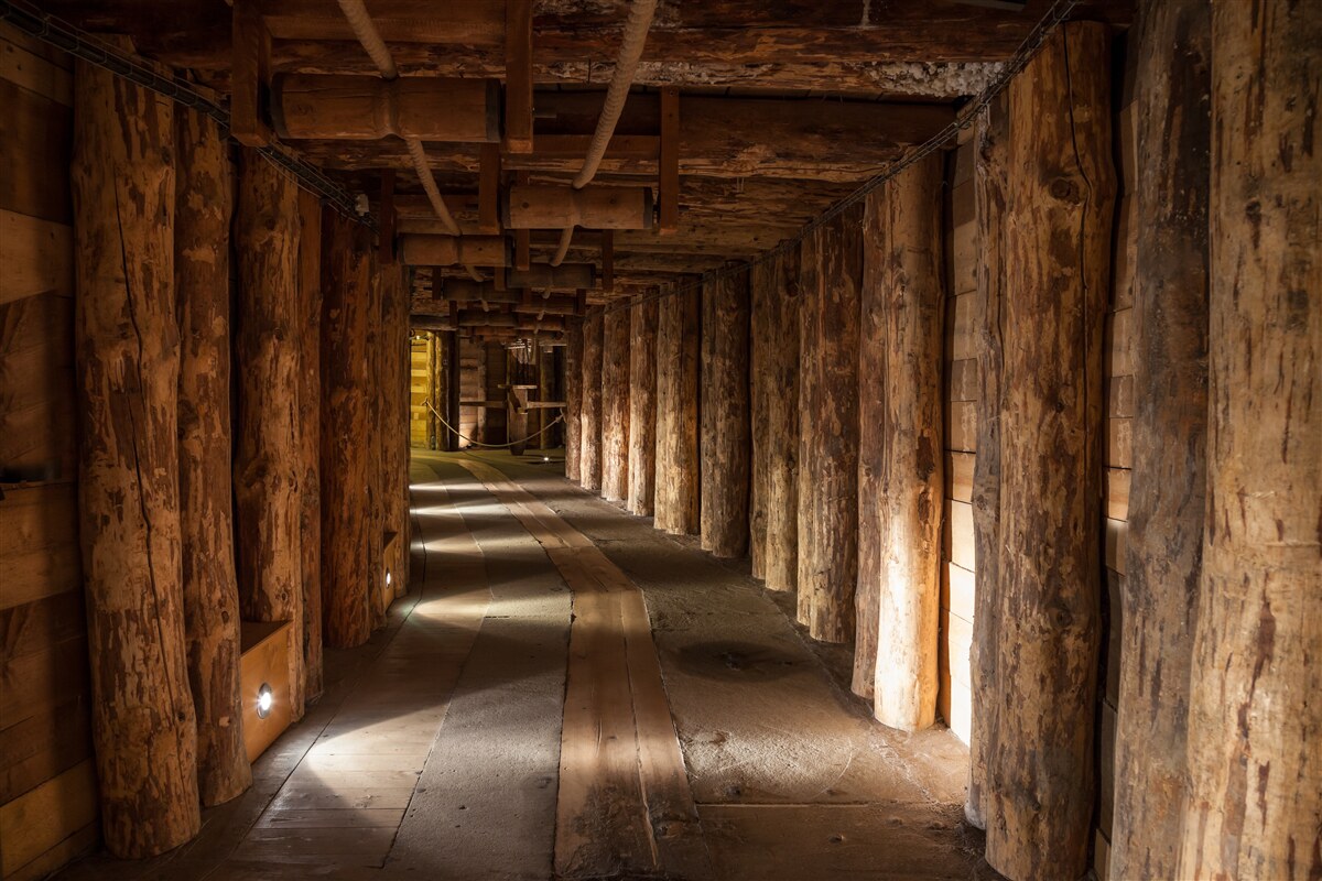 Fotobehang ondergrondse tunnel van hout