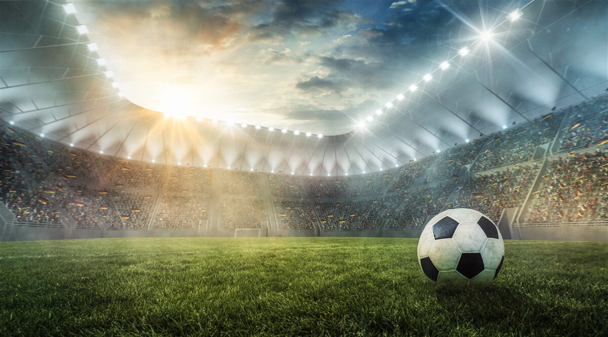 Fotobehang voetbal is op het veld