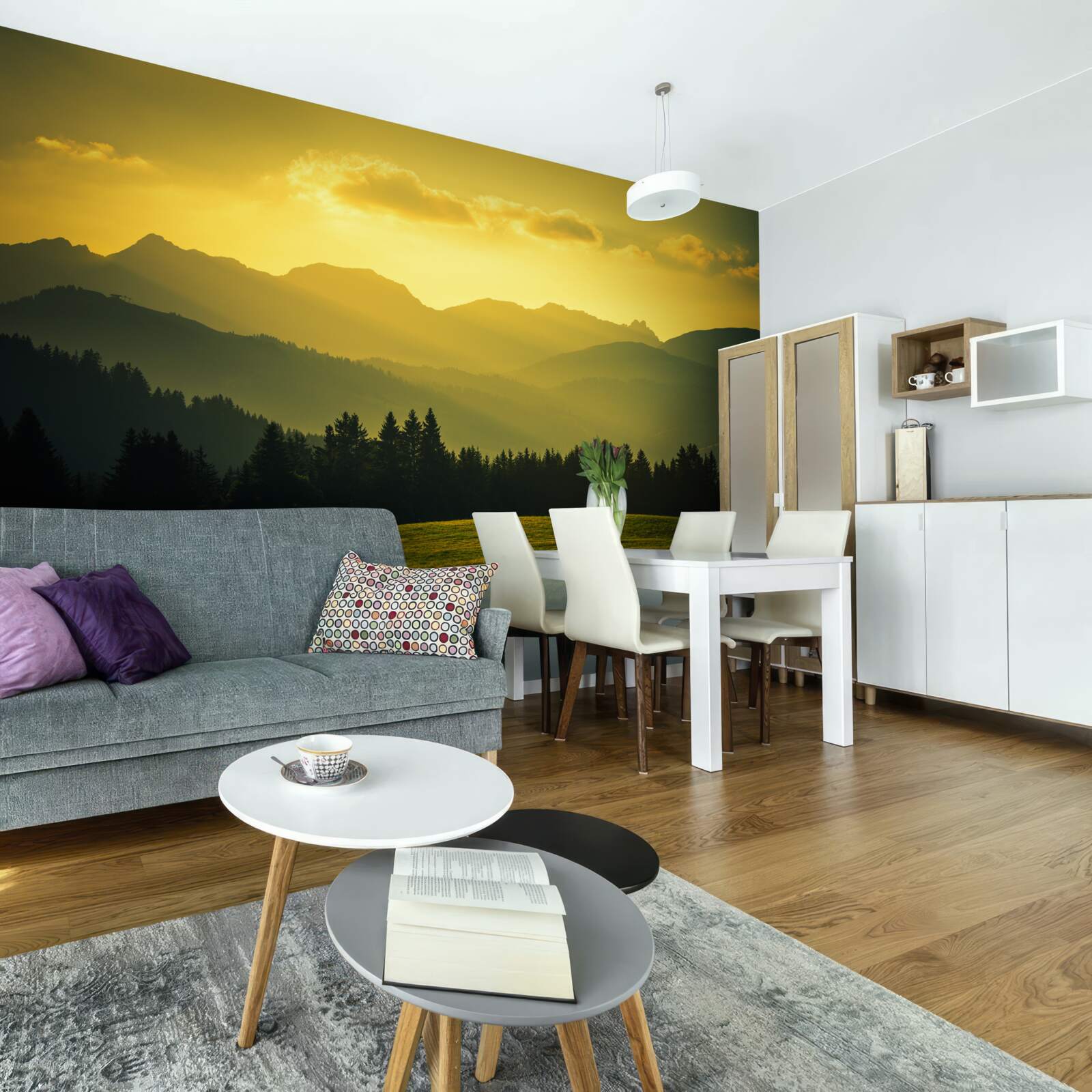Fotobehang verbazingwekkende gele zonsondergang in een rokerig bergbos