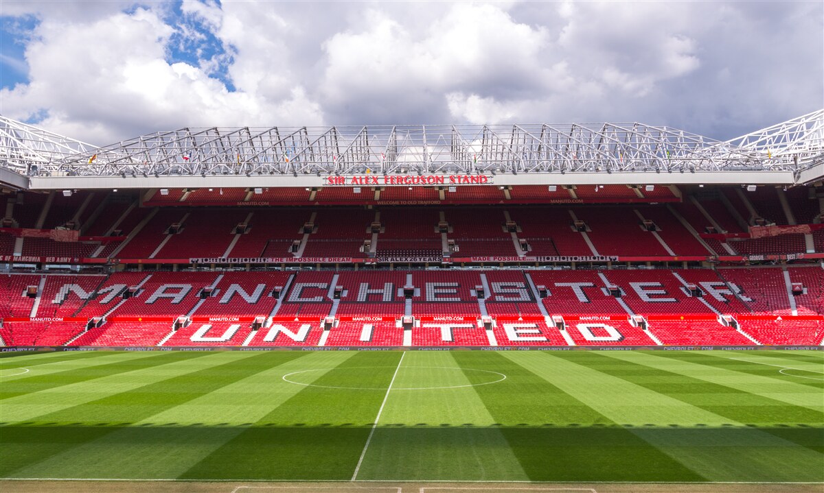 Fotobehang ruim voetbalveld en enorme tribune