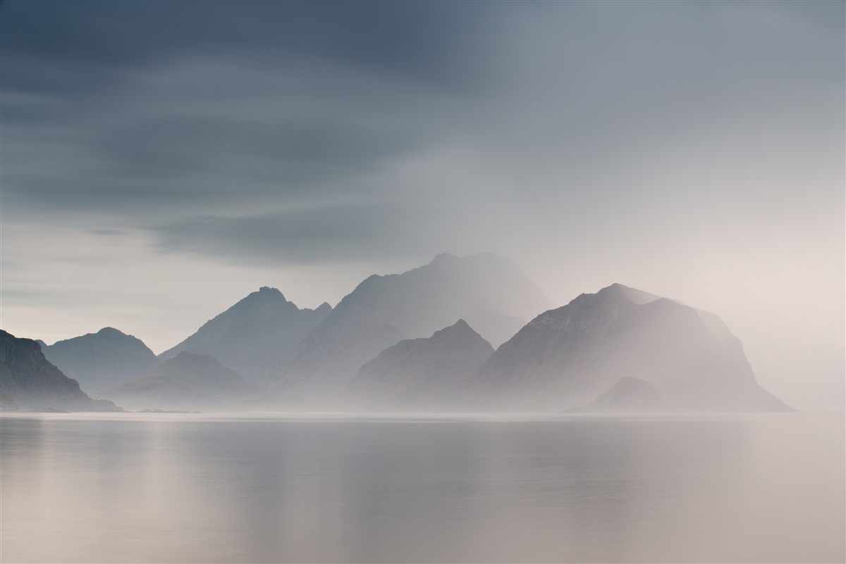 Fotobehang dichte mist daalt neer in de wateren die naar de bergen leiden