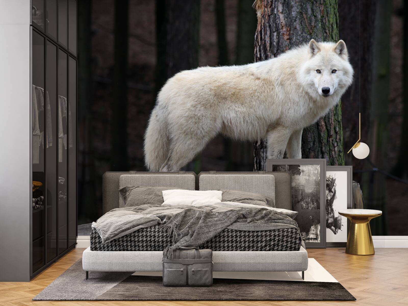 Fotobehang grijze wolf op een houten boomstam