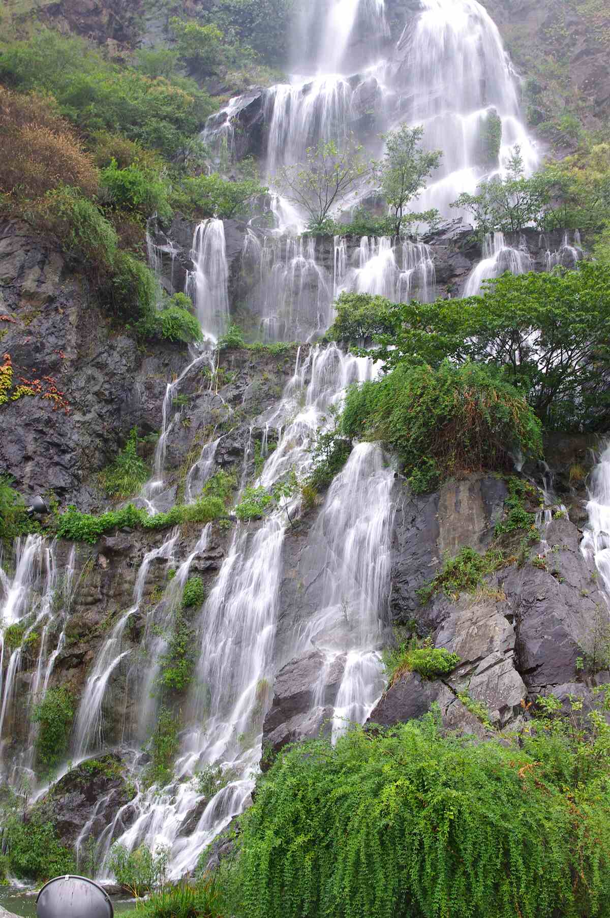 Fotobehang spectaculaire bergwaterval met watervallen