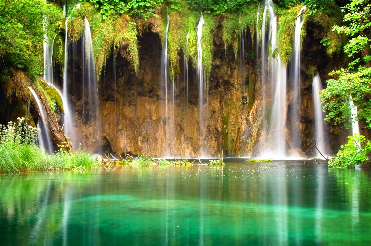 Fotobehang een mooie waterval in de bergen