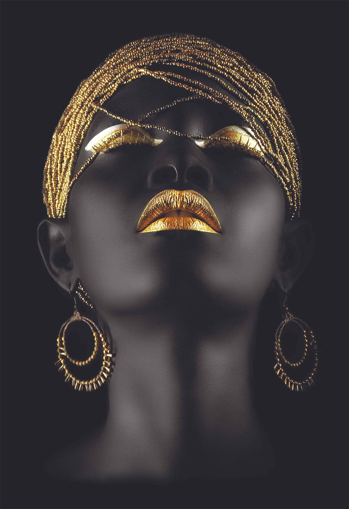 Fotobehang dame met gouden sieraden