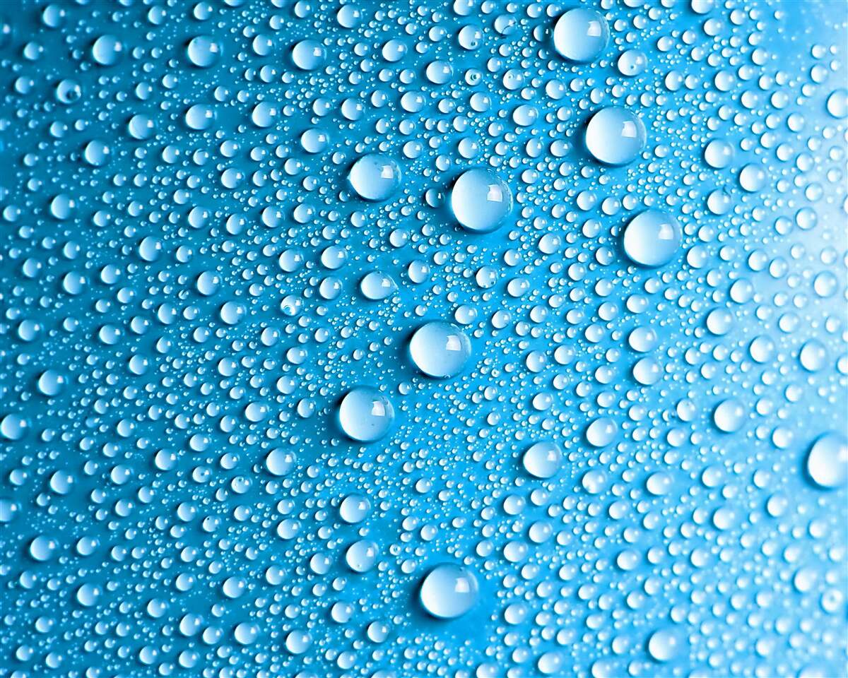 Fotobehang grote druppels op een blauwe achtergrond