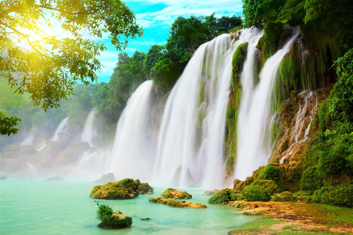 Fotobehang luidruchtige waterval glinsterend in de zon