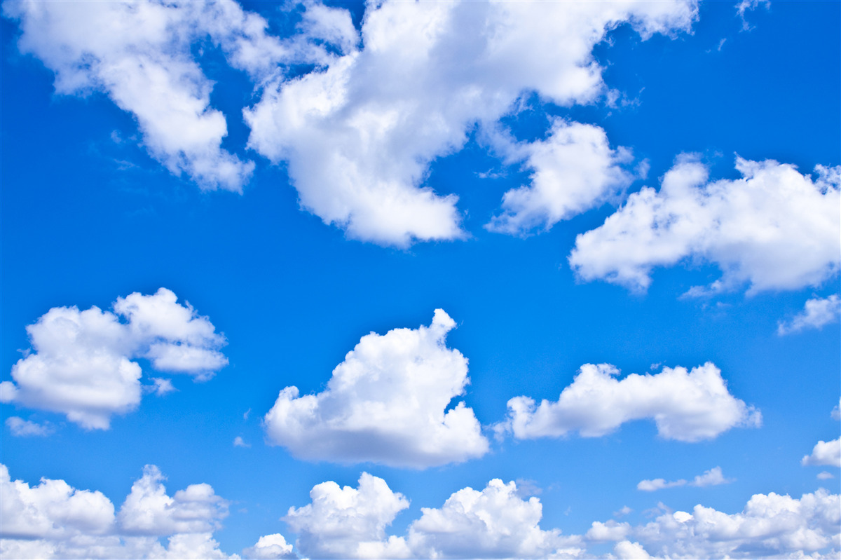 Fotobehang wolken drijven in de blauwe lucht