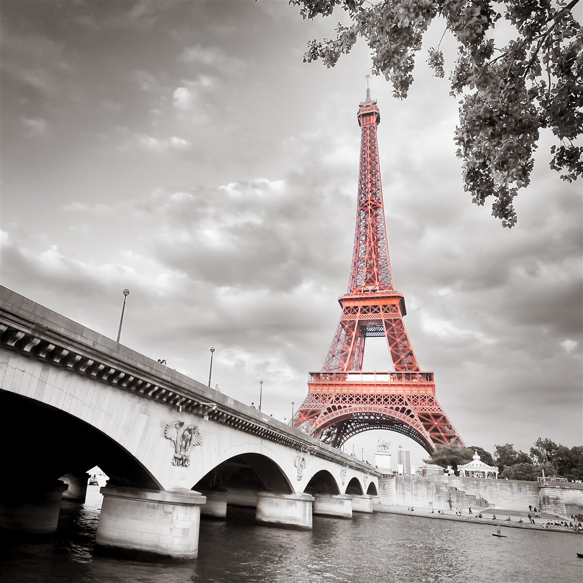Fotobehang achter de oude brug over de rivier zie je de eiffeltoren
