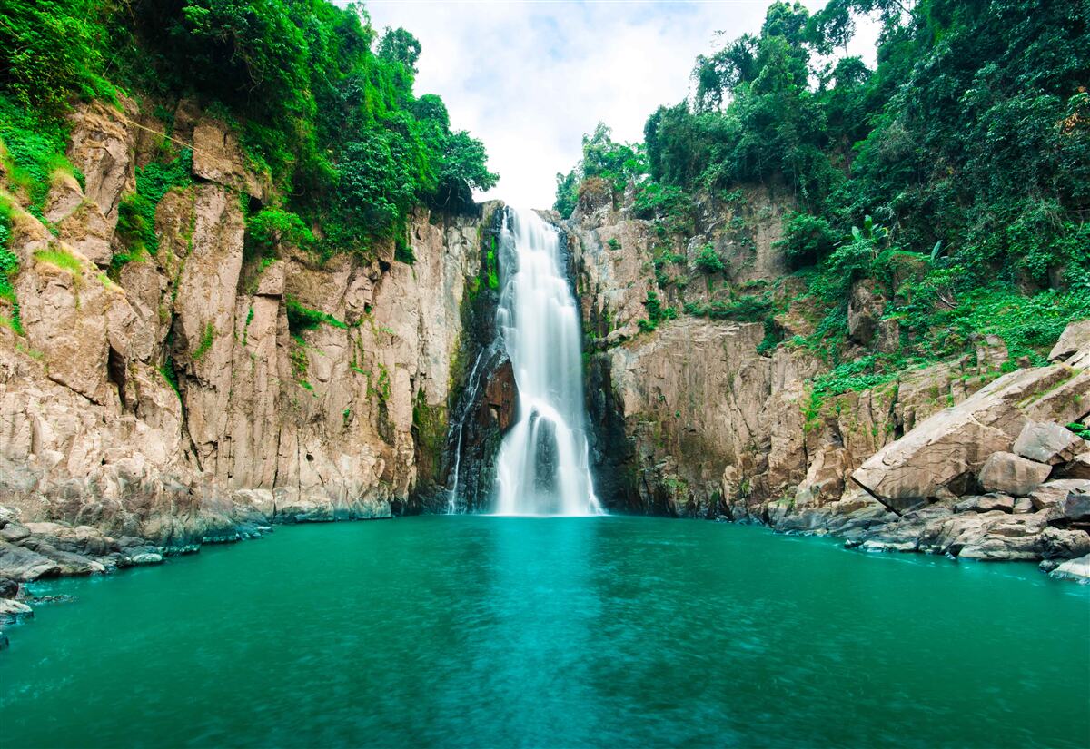 Fotobehang hoge waterval in de bergen