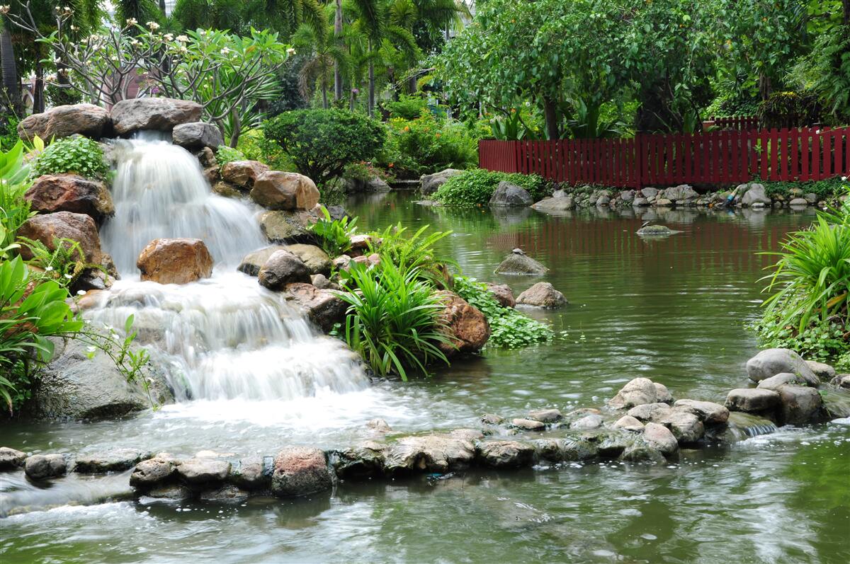Fotobehang een kleine waterval omgeven door groen