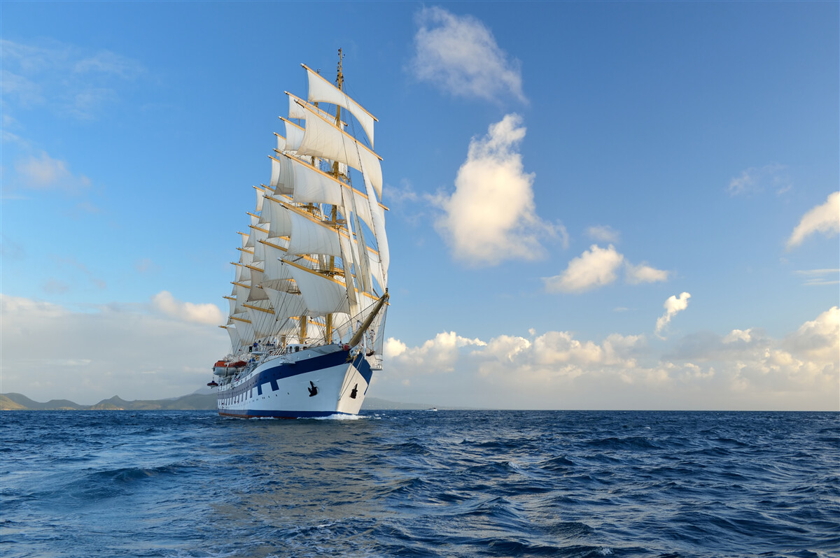 Fotobehang een schip onder zeil op een ruwe zee