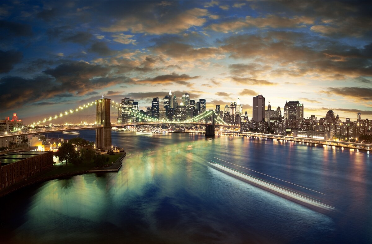 Fotobehang nachtelijke verlichting van new york aan de waterkant