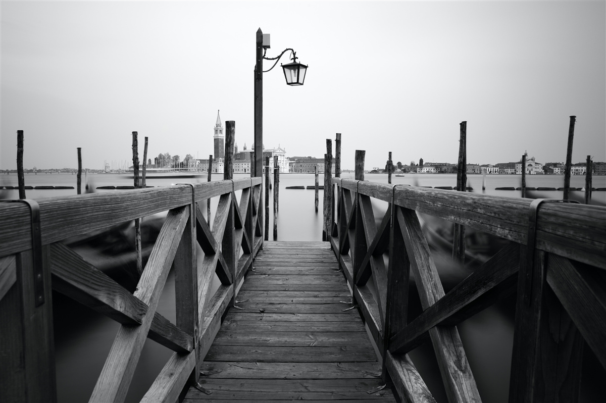 Fotobehang wal van hout naast water
