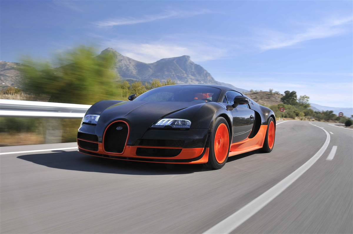 Fotobehang raceauto op de weg