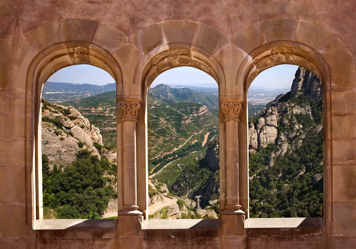 Fotobehang viaduct met uitzicht op het berglandschap
