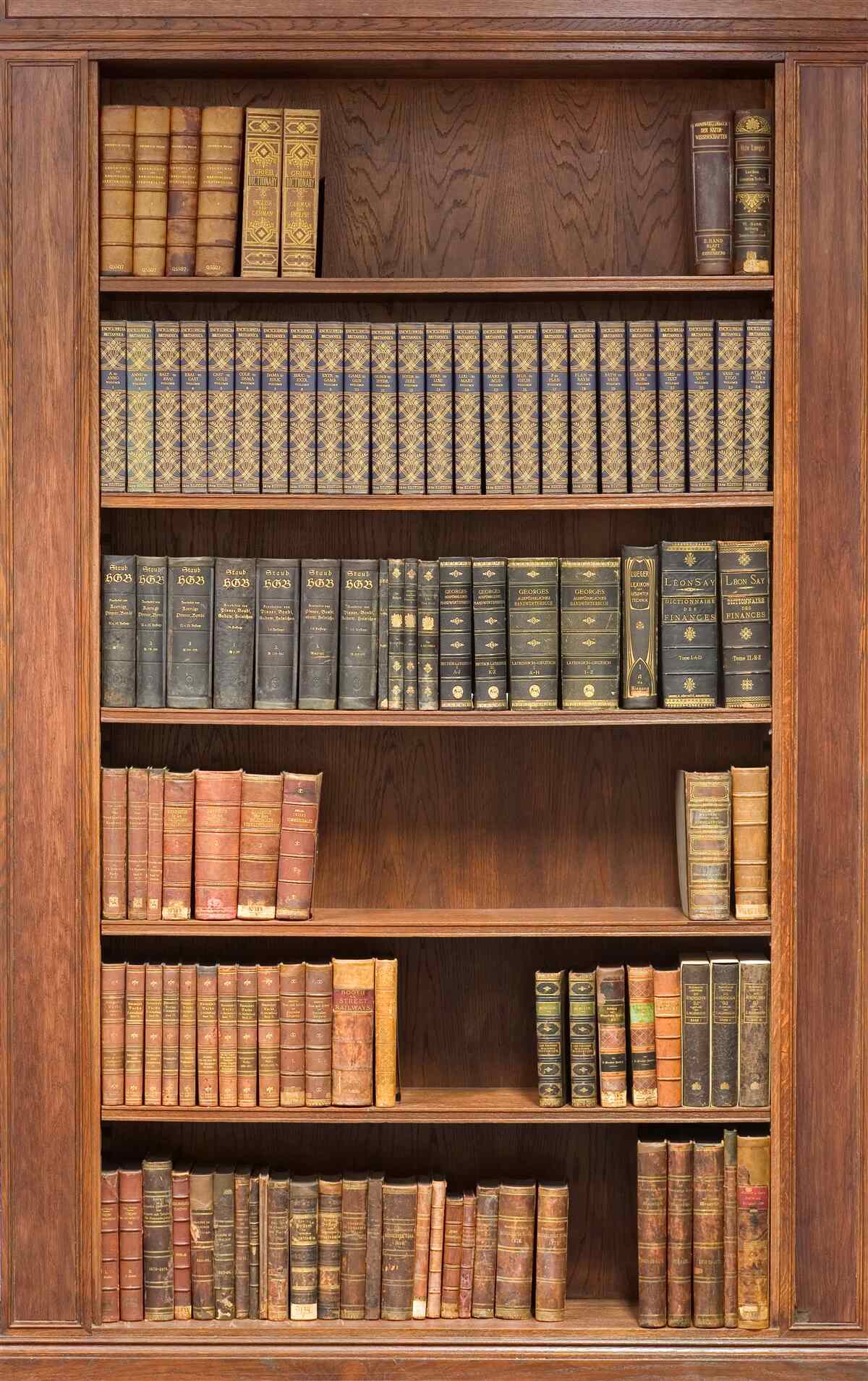 Fotobehang een plank gevuld met verschillende boeken